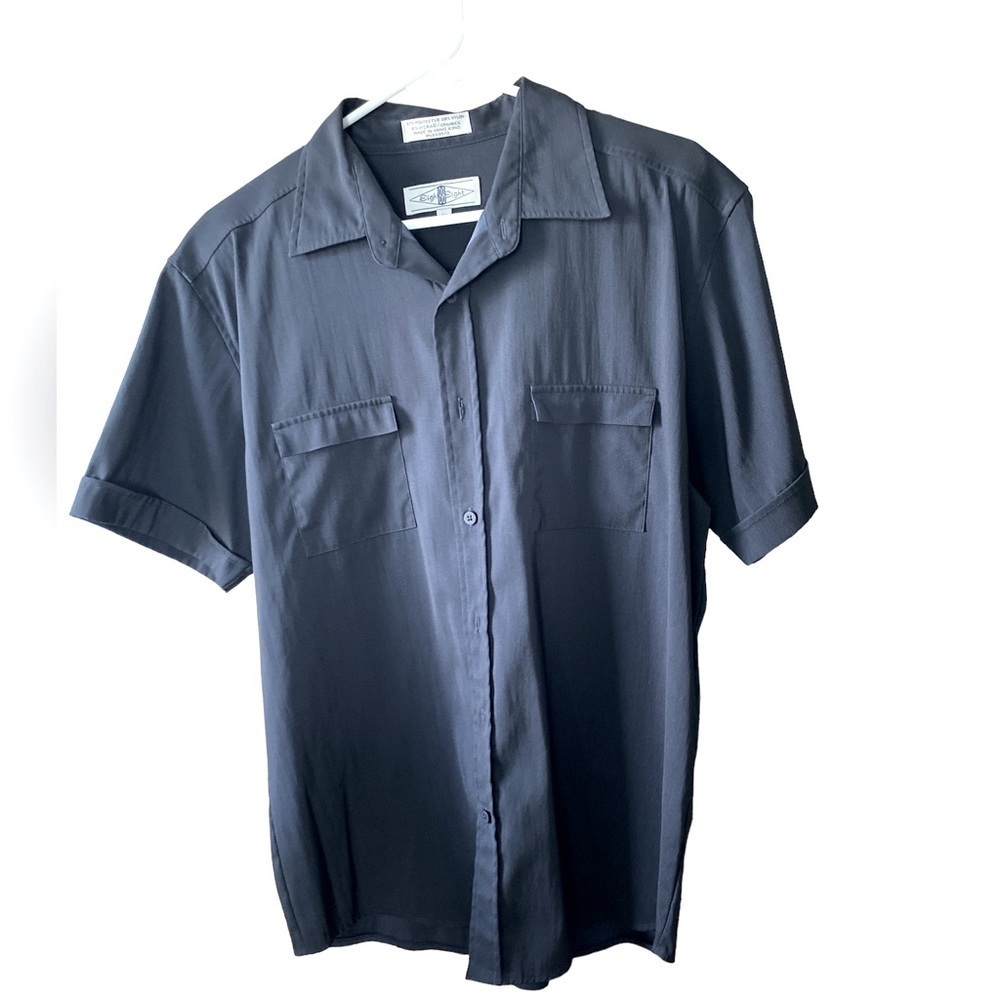 Men’s double pocket button-down collared shirt size M
